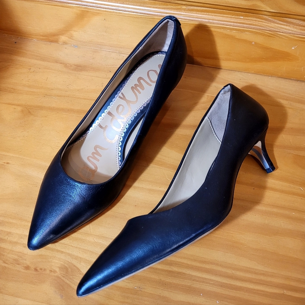 Classic Black Kitten Heel Pumps 🖤 - Picture 2 of 10